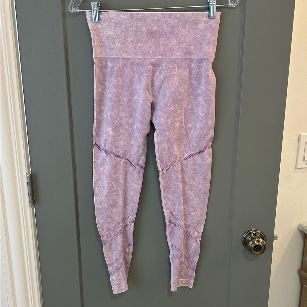 Mono B Women's Lavender Cropped Leggings size medium NWOT